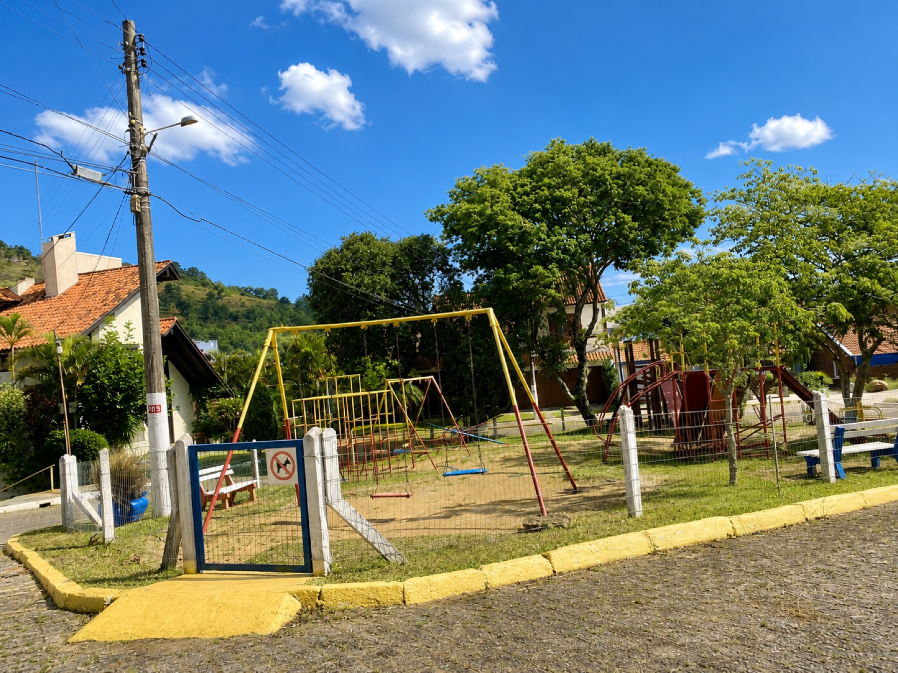Praça infantil cercada do condomínio